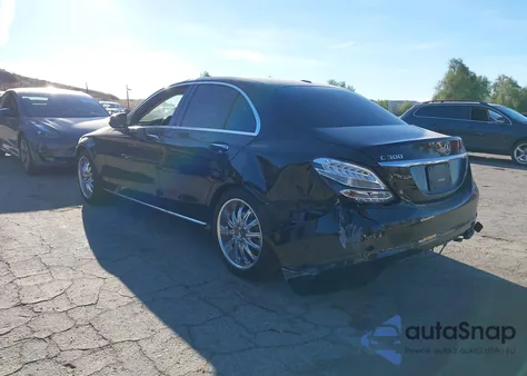 2016 Mercedes-Benz C 300 z USA, uszkodzony, nr VIN 55SWF4JBXGU129048